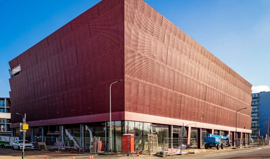 Modern winkelgebouw met Trek store en café