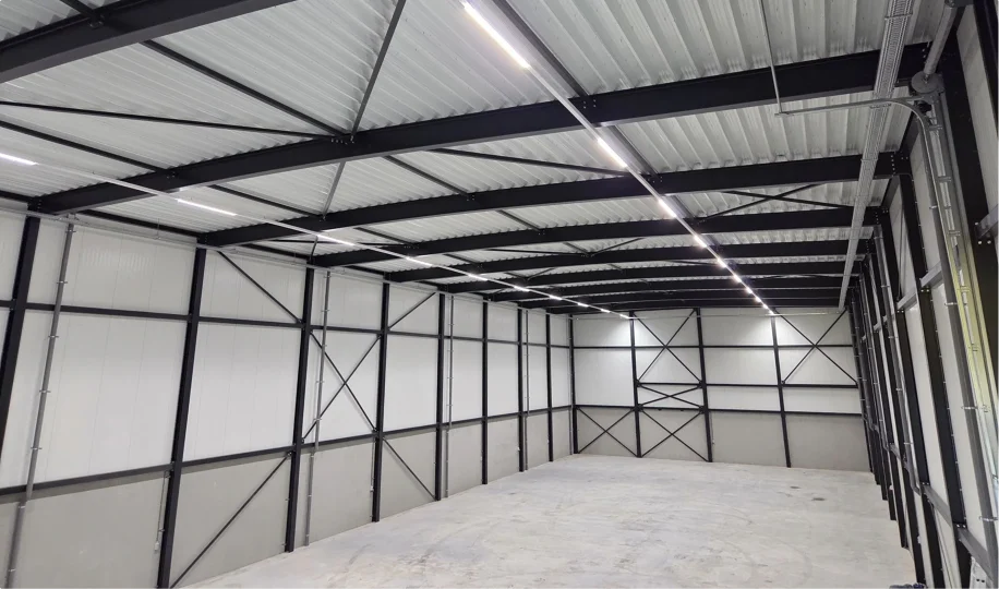 Binnenzijde van moderne bedrijfshal met staalconstructie