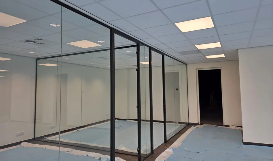 Modern kantoorinterieur met glazen scheidingswanden