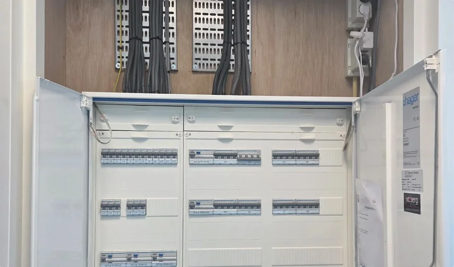 Open elektrische verdeelkast met groepenschakelaars