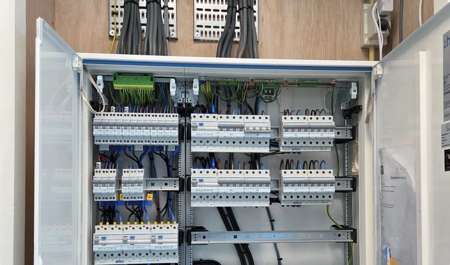 Open elektrische verdeelkast met groepenschakelaars