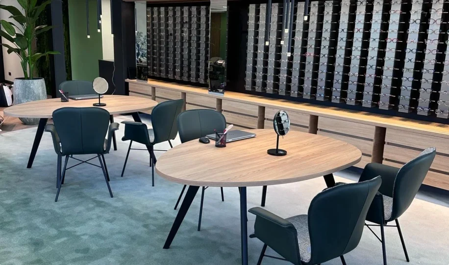 Interieur van moderne optiekwinkel met brillendisplays