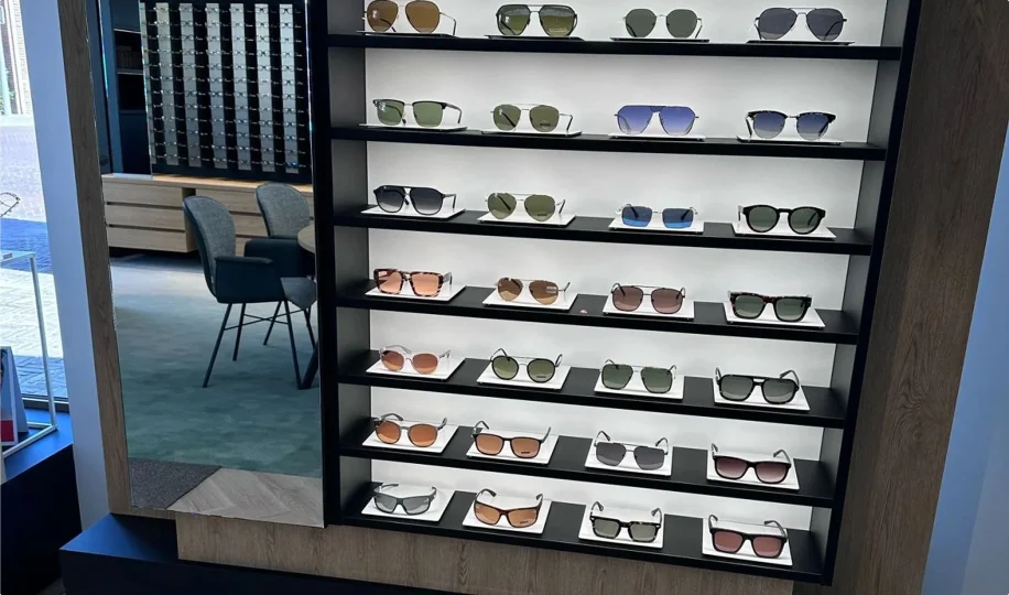 Display met zonnebrillen in optiekwinkel