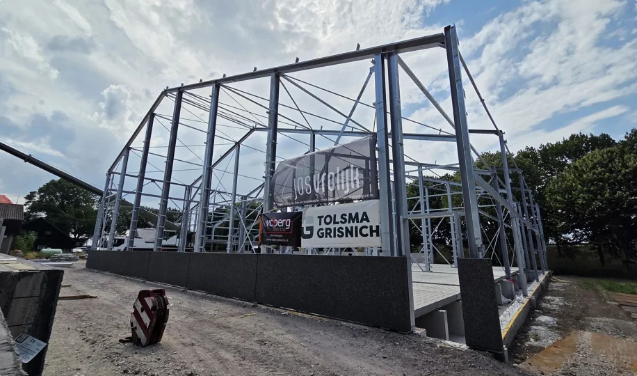 Staalconstructie van nieuwe bedrijfshal in aanbouw