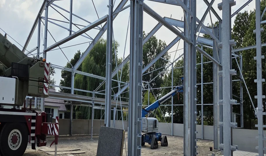 Opbouw van stalen constructie voor bedrijfshal