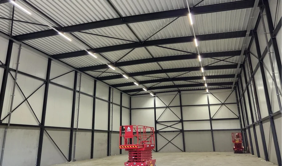 Interieur van nieuwe bedrijfshal met hoog plafond