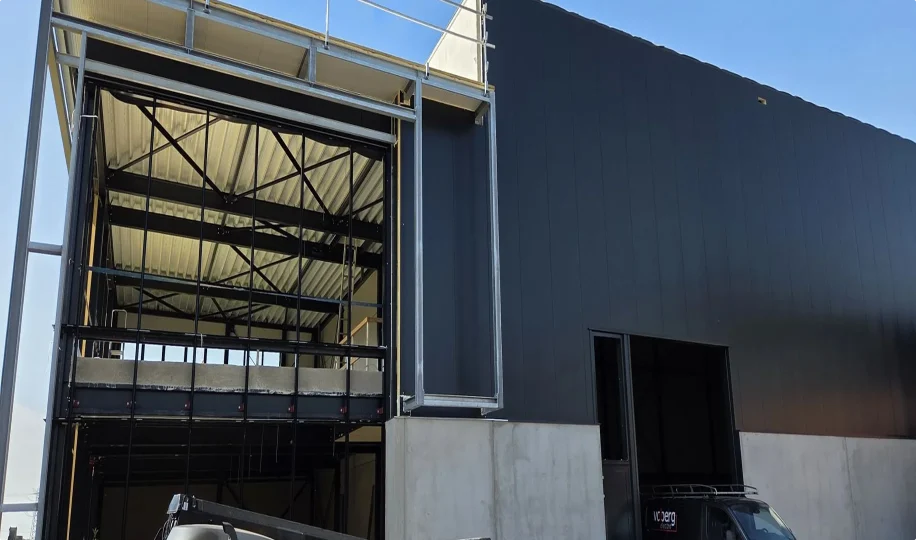 Moderne bedrijfshal met glazen gevel en staalconstructie