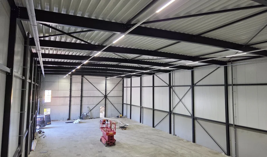 Interieur van ruime bedrijfshal in aanbouw