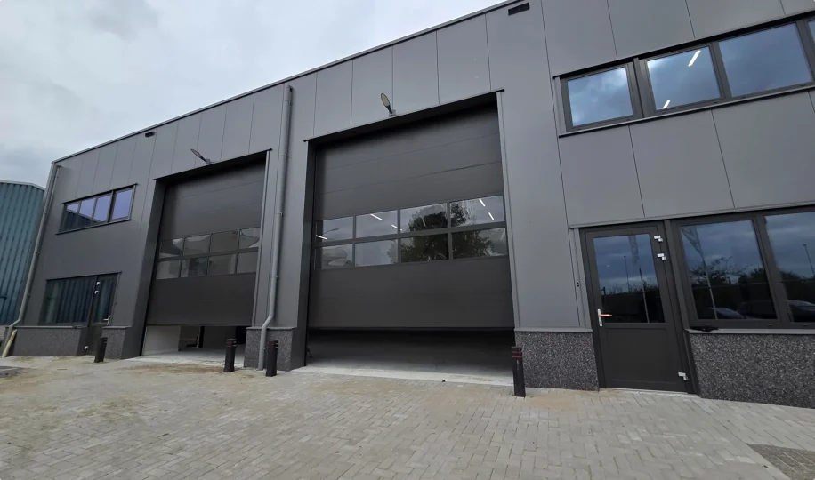 Moderne bedrijfshal met overheaddeuren