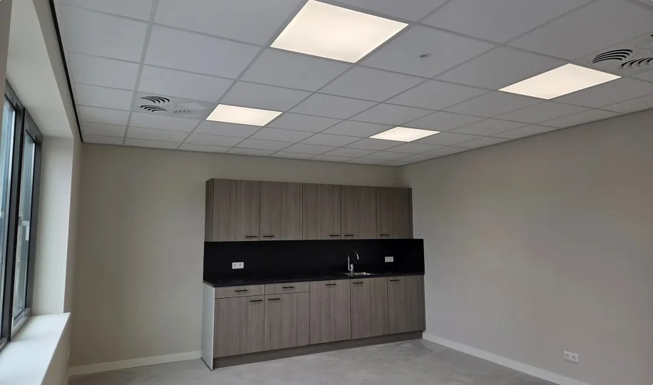 Moderne pantry in kantoorruimte