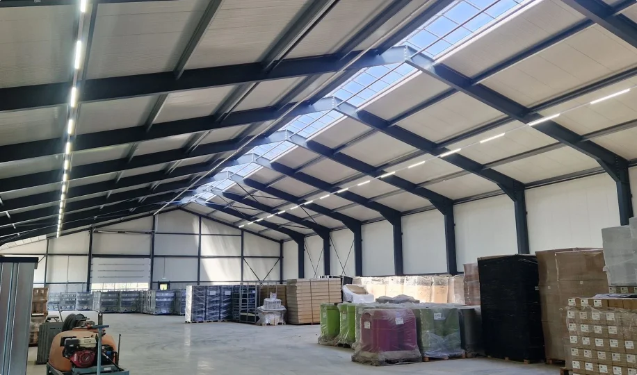 Interieur van grote opslagloods met stalen dakconstructie