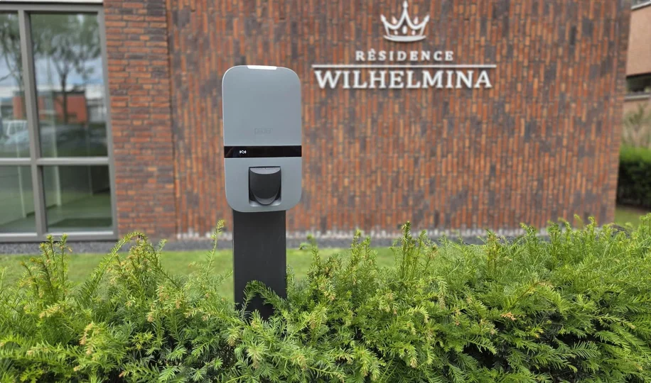Laadpalen langs parkeerterrein bij bedrijventerrein