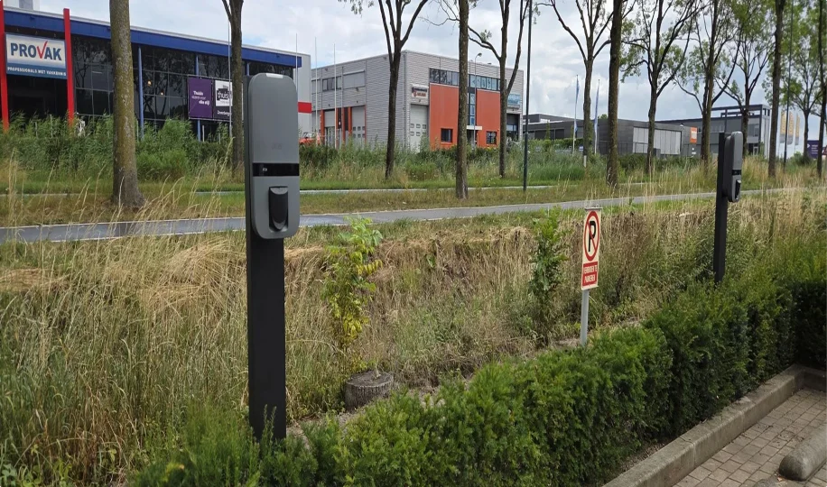 Laadpalen langs parkeerterrein bij bedrijventerrein