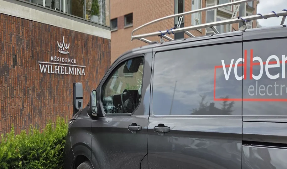 Bedrijfsbus geparkeerd bij Résidence Wilhelmina